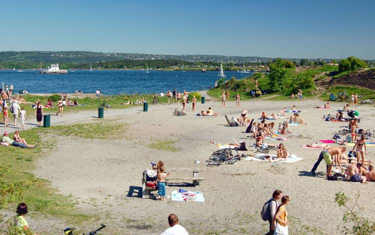 https://www.worldbeachguide.com/photos/large/huk-beach-norway.jpg