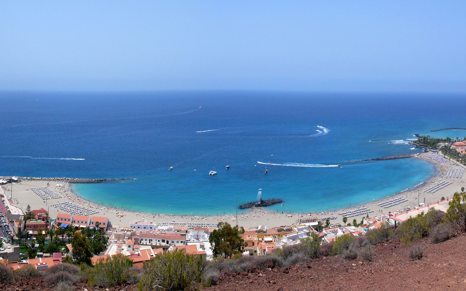 Leerling Boos andere Playa de Las Vistas / Tenerife / Canary Islands // World Beach Guide