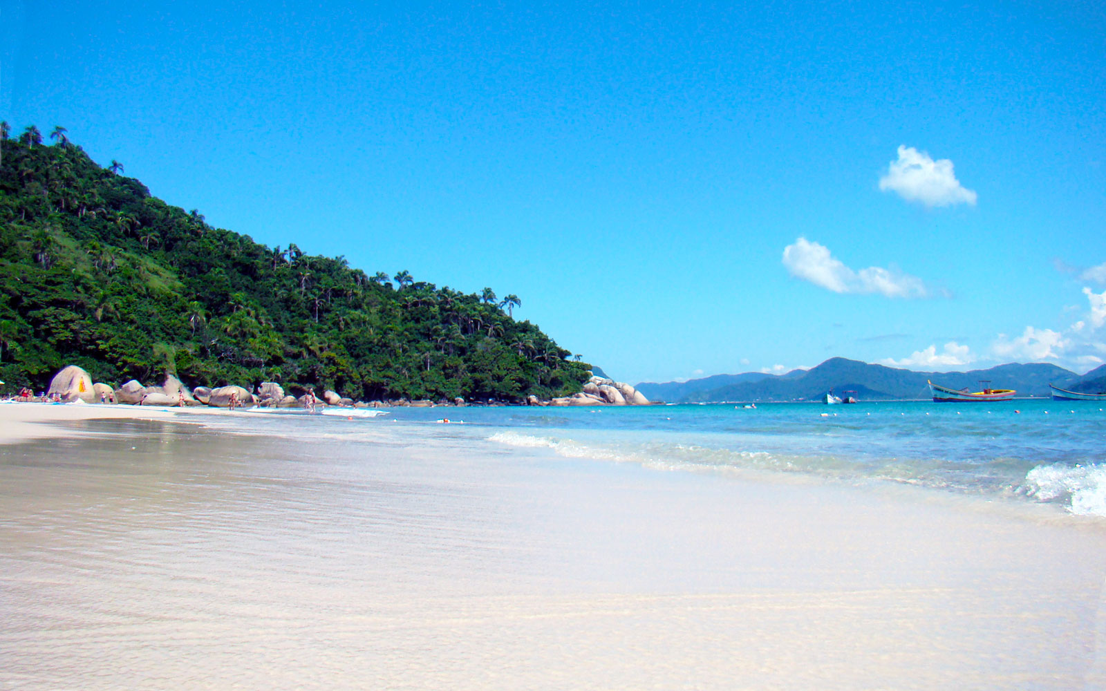 Praia Ilha do Campeche / Santa Catarina / Brazil // World Beach Guide